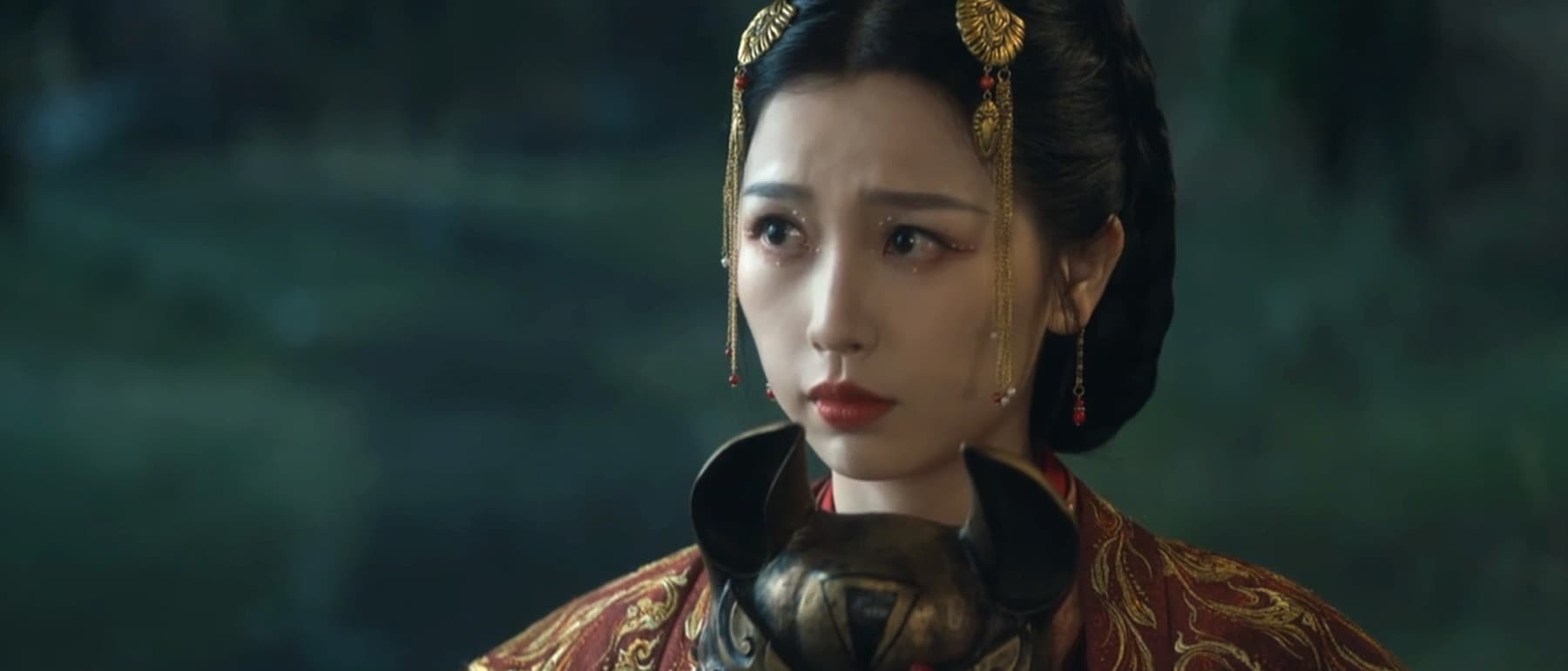 涙ぐむ花嫁衣装の女性