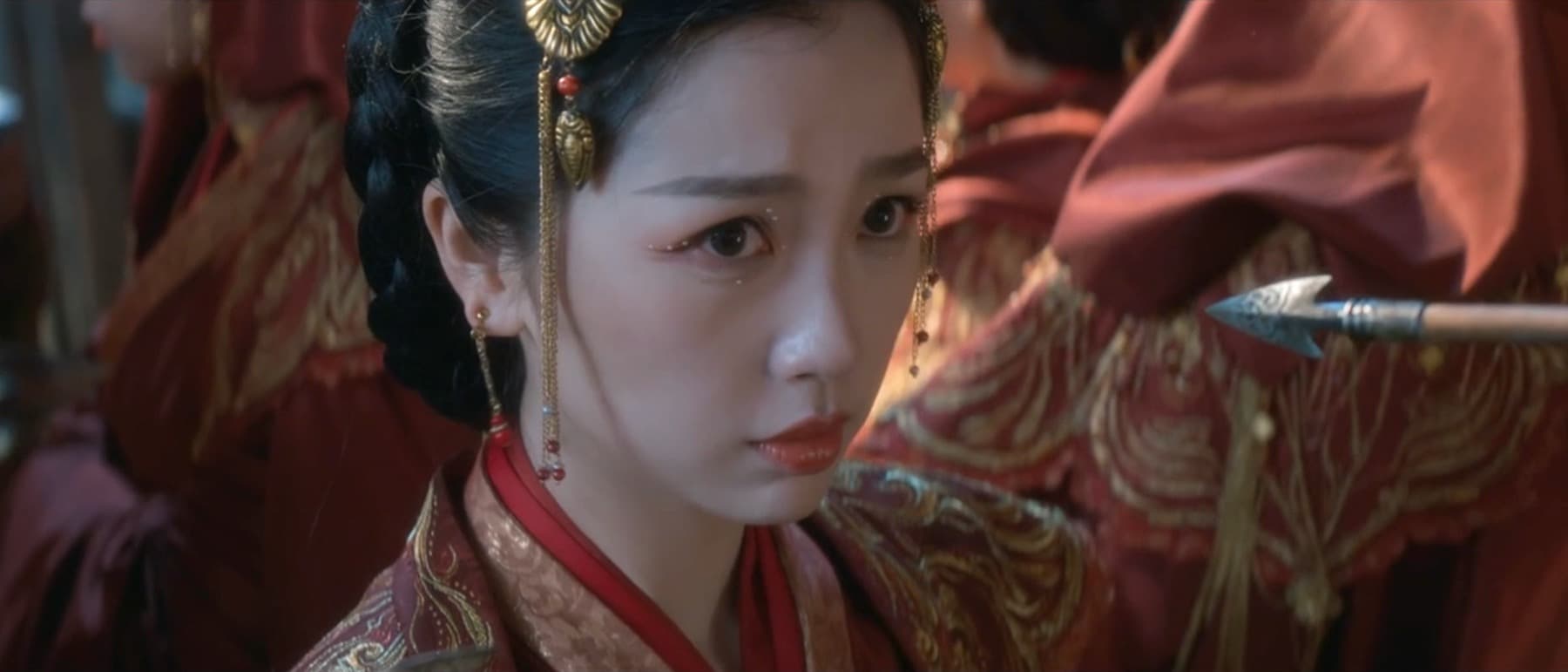 花嫁衣装の女性に向けられた矢