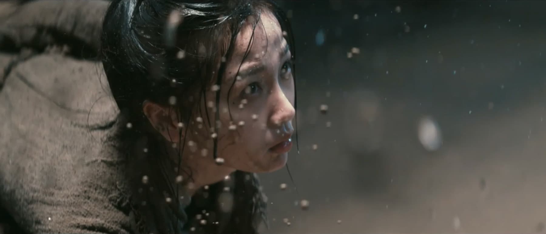 雨の中で見上げる女性