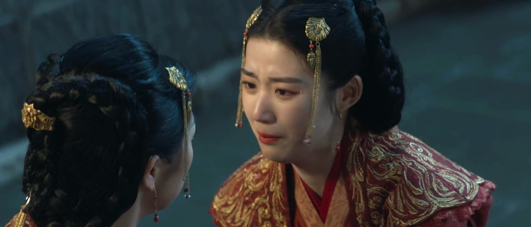 向き合う2人の女性