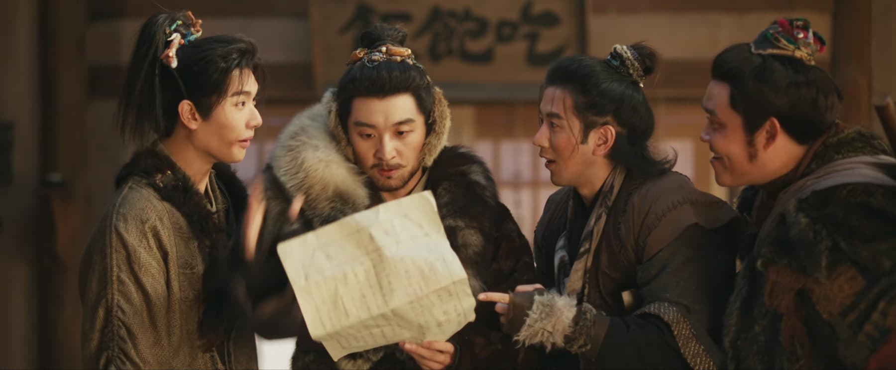 手紙を囲む4人組