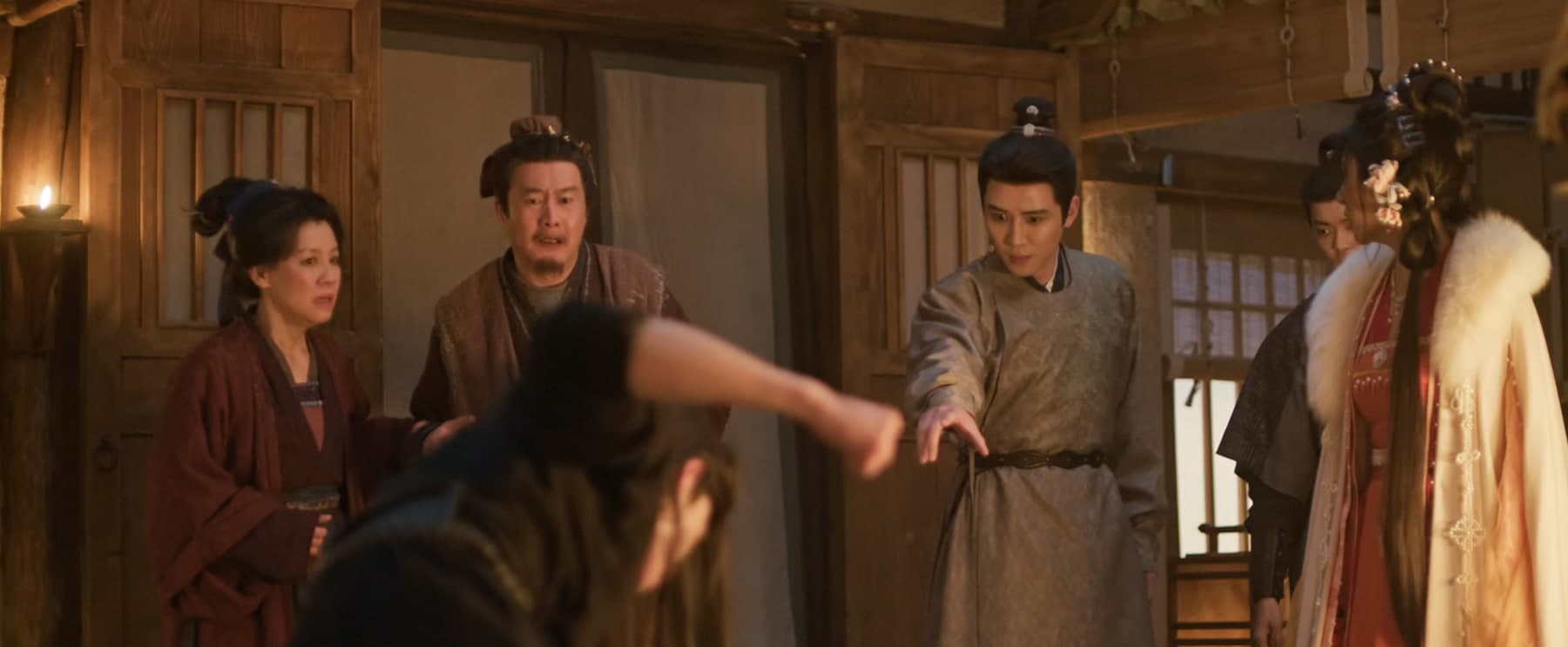 止めに入ろうとする李懐安