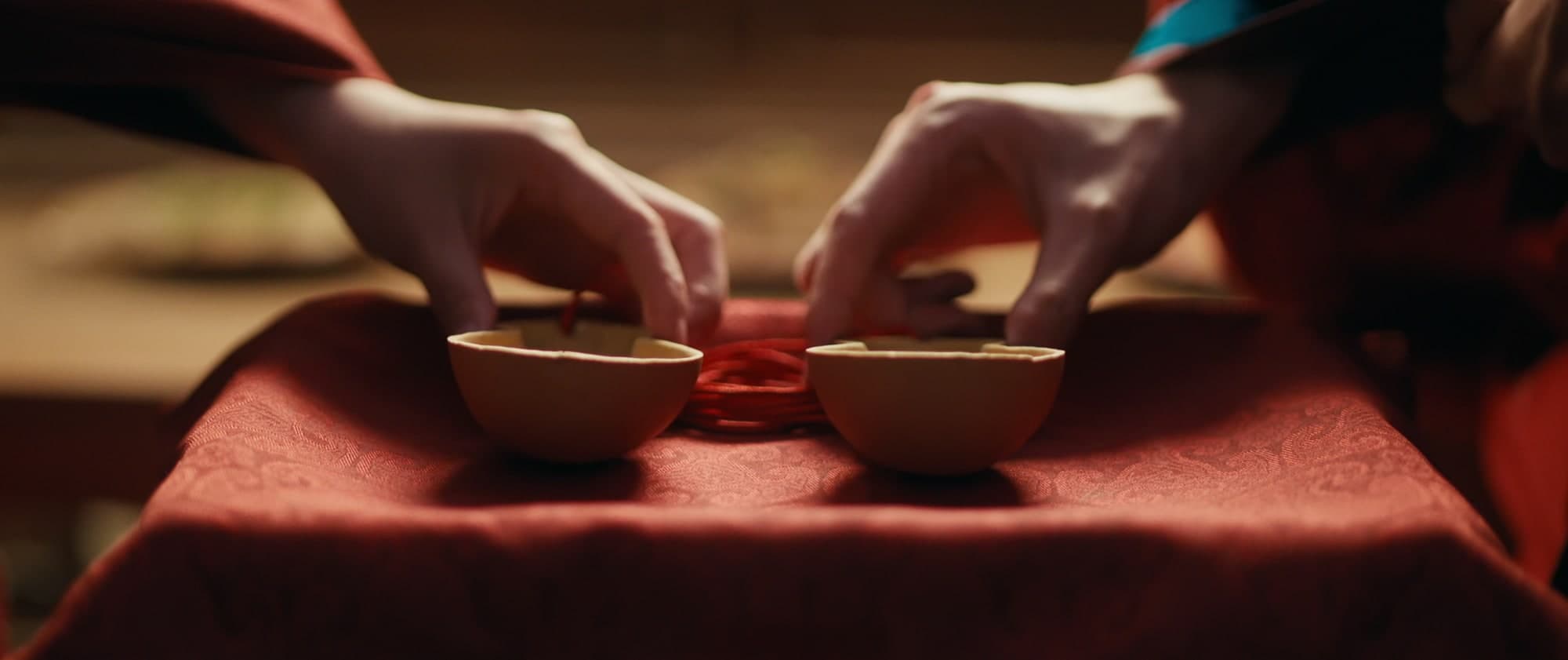 赤い紐でつながれた二つの杯